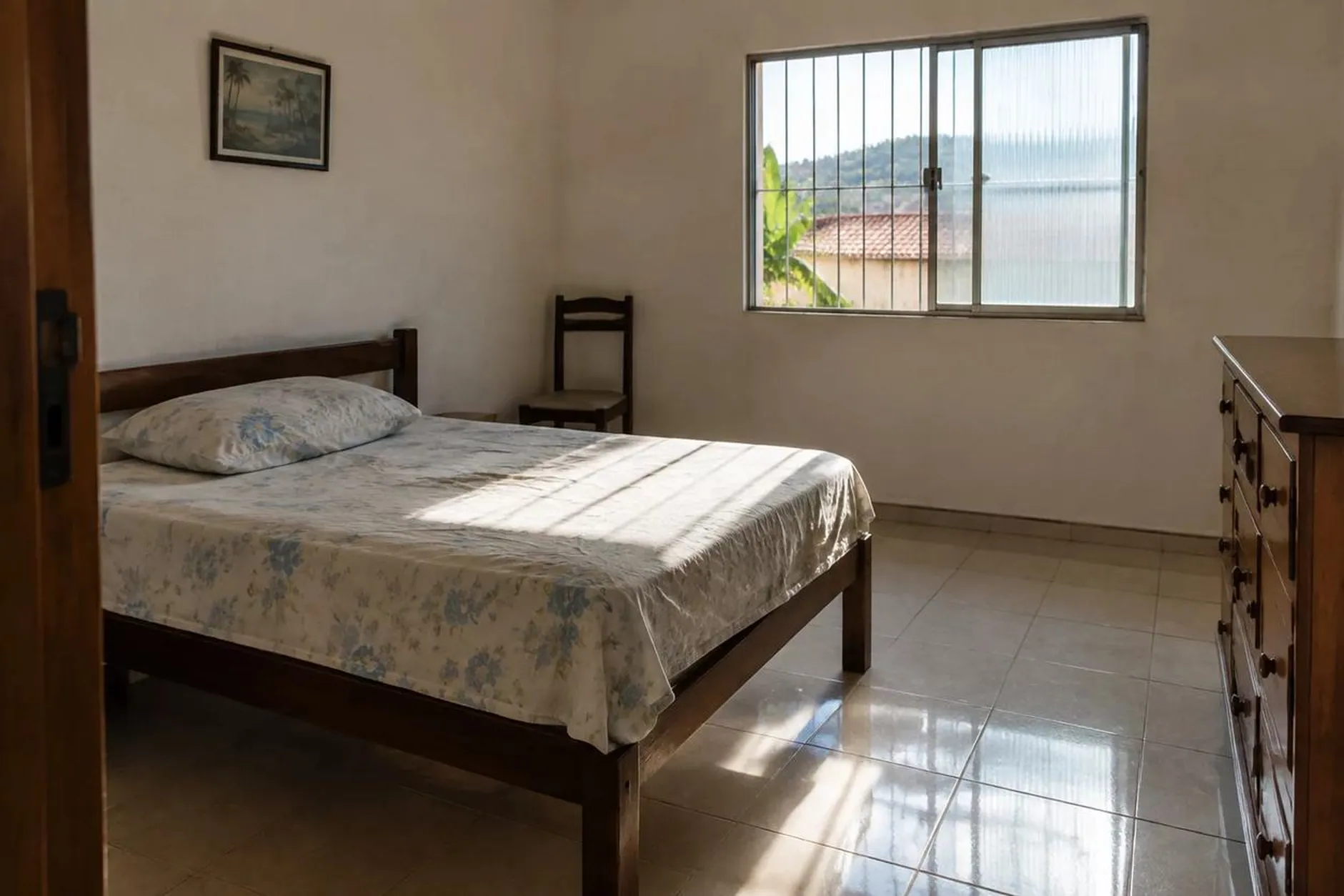 Família carregando caixas de mudança na entrada de uma casa na serra